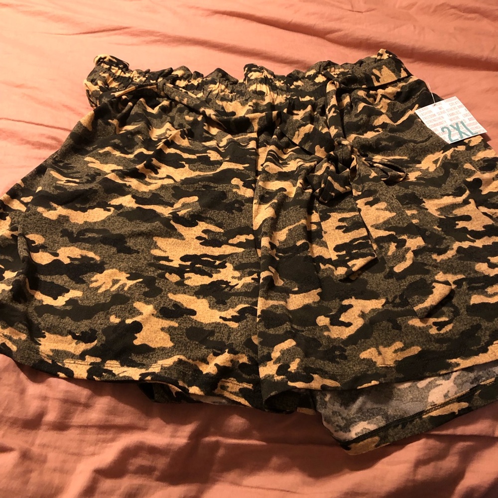 LulaRoe Ella-style slouchy shorts with faux tie.